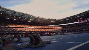 港队主场战新加坡，新加坡球员伤退时担架工作人员忍不住庆祝